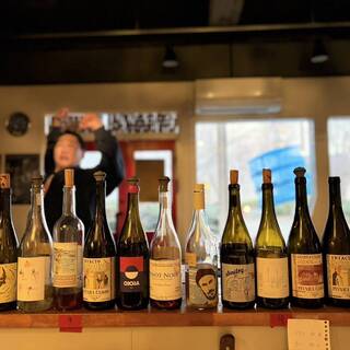 造り手の顔が見えるナチュラルワインを、ペアリングで楽しむ