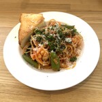 カメイサンのカフェ - エビと季節野菜のトマトパスタ