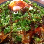 Okonomi Ichibanchi - 広島焼き（肉玉そば）にねぎと温泉たまごをトッピング。