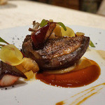 ラ・ベ - ラカン産ピジョノー胸肉の炭火焼　葡萄の葉で包んだ腿肉　ビーツの塩釜焼き　オリーブオイル