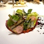 ラ・ベ - ブリアサヴァランのブランマンジェ　コハダのマリネとグリエ
      いろいろな野菜とフランボワーズヴィネグレット　オリーブオイル＜フリュイテ　ノワール＞