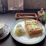 ミュージック喫茶カンビア - ピザトーストとセットのウィンナーコーヒー