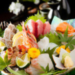 【仕入れにこだわる鮮魚も】旬魚お造り4種盛をはじめとした海鮮コースも◎120分飲み放題付4000円！