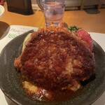 洋食の店 もなみ - 260gだが女性でもペロッと食べている。