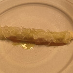リストランテ ハナタニ - サクラマスのお魚料理で､文旦(ぶんたん)というグレープフルーツにも近い感じの柑橘があしらわれてました♪