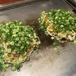 お好み焼 楓 - 料理写真:肉玉そば880円　肉玉うどん880円　ネギ110円