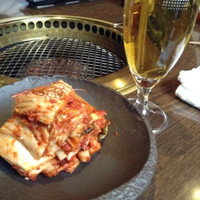 焼肉の龍園 小倉本店 - 白菜キムチ＆グラスビール