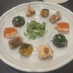 時分時 - ⭐︎串焼き５種
            地鶏もも肉のアンチョビソース
            う巻き
            サーモンタルタル
            きのこのフォアグラバター
            エビのXO醬