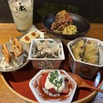 酒場ニホレモ - 「おばんざい5種盛り合わせ」です。初訪問という事で、6品目のイチゴをサービスして頂きました。それぞれ個性のある味付けで、見た目も華やかな盛り合わせです。