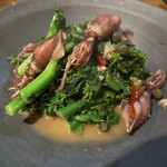 酒場ニホレモ - 「菜の花とホタルイカのペペロン炒め」です。菜の花のホロ苦さにホタルイカの濃厚な磯の香りがとても合います。これにレモンサワーは最高です。