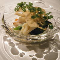 オーベルジュ・ド・リル サッポロ - 器も影も食材も魅せる料理　真ソイのプレゼ　季節の野菜添え　フレッシュハーブのバターソース
