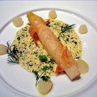 銀座 シェ・トモ - パートプリックをまとわせて焼き上げたフランス産ホワイトアスパラガス　２０１０年スタイル　ブールブラン・ソース添え