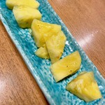 ちゅらさん亭 - サービスデザートのパイナップル