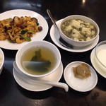 揚子江 - 今週の定食（エビと木の子、玉子炒め ＋ 高菜とイカのすり身、豆腐のスープ煮） ¥1,000