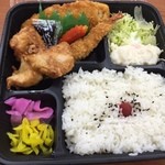 ほかほか弁当 ファミリーランチ - 謝恩会の打ち合わせ時のお昼です(*^^*)
            いつもはほっかほっか亭で頼むのですが、今日はファミリーランチに注文！…正直、こちらの方が好みかも♡