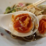 らぁ麺 六花 - ・「味玉(¥150)」の断面。