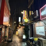 焼肉酒場よんちゃん - 雨の練馬。昭和な路地裏に佇む。風情あります。