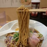 らぁ麺 六花 - ぱつっと感のある角張ったストーレト麺。