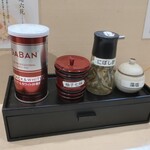 らぁ麺 六花 - 卓上備品の様子。