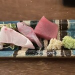 まんぺい - 料理写真:お刺身4点盛り合わせ1人前(1,200円)がサービスで7点盛りに変身