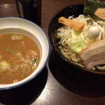 吟家 - つけ麺。ラー油で味を変えるのもいいかんじ。