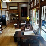 お好み焼彦兵衛 - 風情のある店内