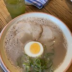 久留米とんこつラーメン 松山分校 - とんこつラーメン並890円