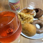 HAPPY DONUT - 前日飲み残して持ち帰ってきたサイゼワインと共に(^^)サイコっす