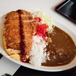 AHAHA.kitchen - 料理写真:カツのせオムライスとカレー（普通）￥2,145-カレーのライス量を半分にしていただいたのですが、一瞬食べきる自信がなくなってしまいました。