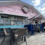 HAPPY DONUT - 自分は店内に入らずテラスで待ちます。カミさん曰く。レジが２台になってた！２台にすれば流れが良くなるとずっと言ってましたから良かったです