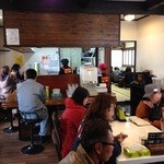 幸めん - テーブル、カウンター、小上がりが有ります