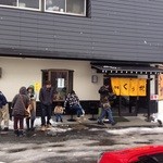 幸めん - 雪の中、外まで順番待ちが