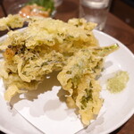 焼鳥もつ鍋だるま - 菜の花の天ぷら　580円