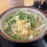 手打ちうどんますや - 釜かけ（270円）は茹でたてを水で締めずに提供されるかけうどん。これでも麺の太さが充分に感じるられる。