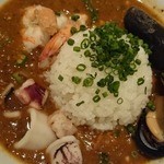 キンカウーカ オイスターバー - 生牡蠣にはつきもの、と言う、名物「シーフードガンボ」もオーダー。
      カレーみたい？　ブイヤベースみたい？　
      必ずオクラが入っている、ニューオーリンズの風土料理だとか。
      