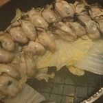 キンカウーカ オイスターバー - 蒸し焼きは、網の上に白菜＋牡蠣たち。
      網の下には、旨みが凝縮したスープが滴り落ちて、
      これまた美味♥
      （スープの器とスプーンを持って来て下さいます）