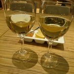 キンカウーカ オイスターバー 小田急新宿店 - 一杯目はとりあえず、樽生スパークリングをいただいたのち、
                                シャルドネ（左）とシャブリ（右）を飲み比べでオーダー。