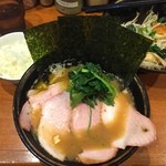 ラーメン 末廣家 - チャーシュー麺750円 野菜畑100円玉ねぎ80円
      
      野菜が食べたくなったら、ラーメン屋へ。
      オプションの野菜畑10種類の野菜がかなりのボリュームで。さらに玉ねぎも加えてもはや麺の割合が低い。
      
      2015年25杯目