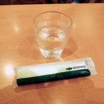 珈琲館 - お水とおしぼり。