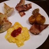 フェリエ - スクランブルエッグ、白身魚のポワレ、厚切りベーコン、ポテトとロースハムのソテー