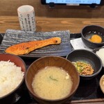 炭火焼干物定食　しんぱち食堂 - 料理写真:朝しゃけ定食ご飯並盛(627円)＋生玉子朝限定(33円)＋納豆朝限定(33円)