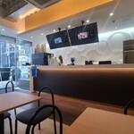 DeCUP COFFEE - 店内は剥き出しコンクリート天井、飾りの無い緑色の壁&たくさん丸い円のオブジェが設置された白壁、白塗り木板張り床、コンパクトでお洒落な空間、BGMはJ-POP
テーブル3席×3卓、ベンチ2席で合計11席