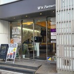 DeCUP COFFEE - 広島電鉄的場町電停から徒歩1分の「DeCUP COFFEE 広島店」さん、朝7時30分から営業
2026年開業、女性スタッフのワンオペ
全面ガラス張り壁&自動扉、スタイリッシュで清潔感があります