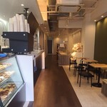 DeCUP COFFEE - 店内は剥き出しコンクリート天井、飾りの無い緑色の壁&たくさん丸い円のオブジェが設置された白壁、白塗り木板張り床、コンパクトでお洒落な空間、BGMはJ-POP
テーブル3席×3卓、ベンチ2席で合計11席