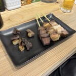 とののベーコン。 - 左からイノシシ、串は左から牛タン、鶏もも、ベーコン
