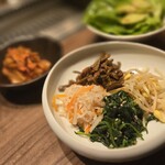 燒肉Ushigoro 新宿三丁目店 - ナムルとキムチ