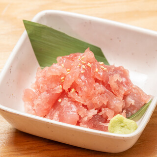 自慢の「マグロ中落ち」と大ぶりな「マグロカマ塩焼き」◎