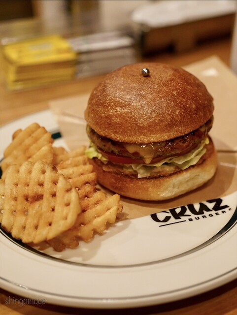 CRUZ BURGERS & CRAFT BEERS（クルズバーガーズアンドクラフトビア