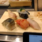 立喰 美登利 - 左上から、みる貝（220円）、しらす軍艦（88円）、しまあじ（165円）、特大活赤貝（352円）、大名さば（165円）