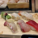 立喰 美登利 - 左上から、芽ねぎ（132円）、つぶ貝（110円）、赤えび（110円）、まぐろ赤身（88円）、かんぱち（132円）、たい（165円）